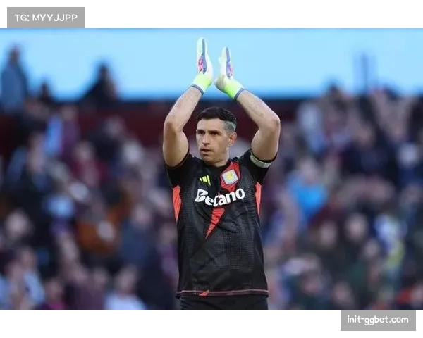 雨战中，维拉门将大马丁手套滑脱导致扑救失误，赛后成网络热梗