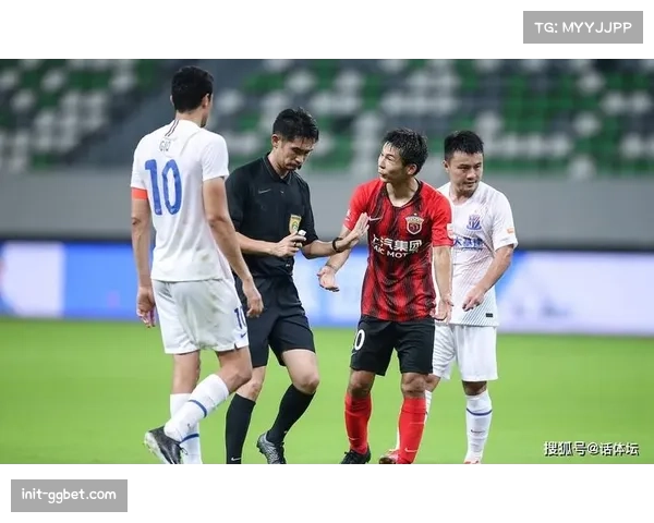 终场哨响，提前保级成功的克莱蒙球员与远征球迷热烈庆祝